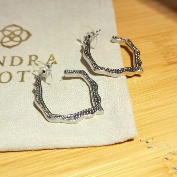 Kendra Scott Stud Earrings - Picture 1 of 3